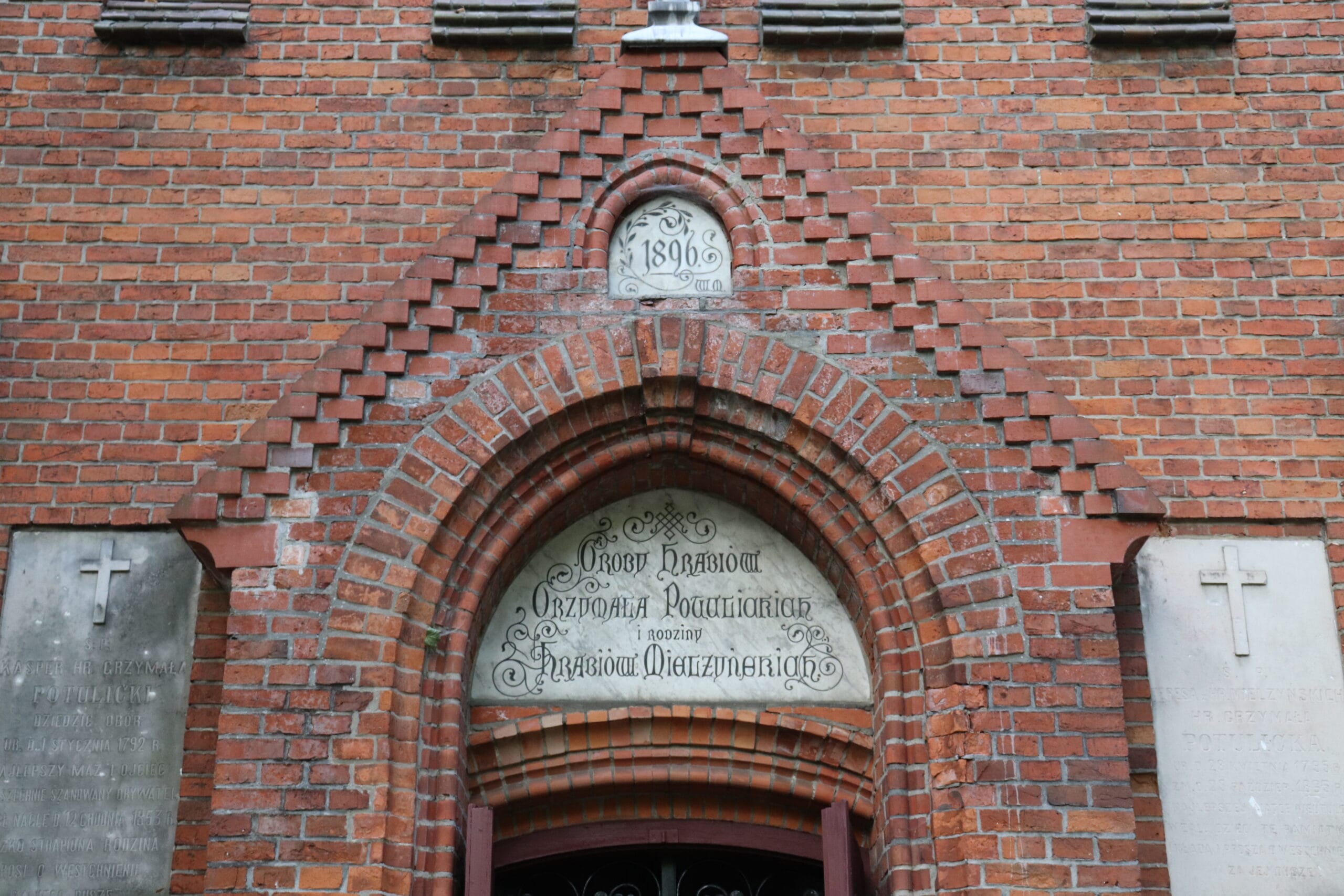 cmentarz w Słomczynie - fragment Kaplicy Potulickich.