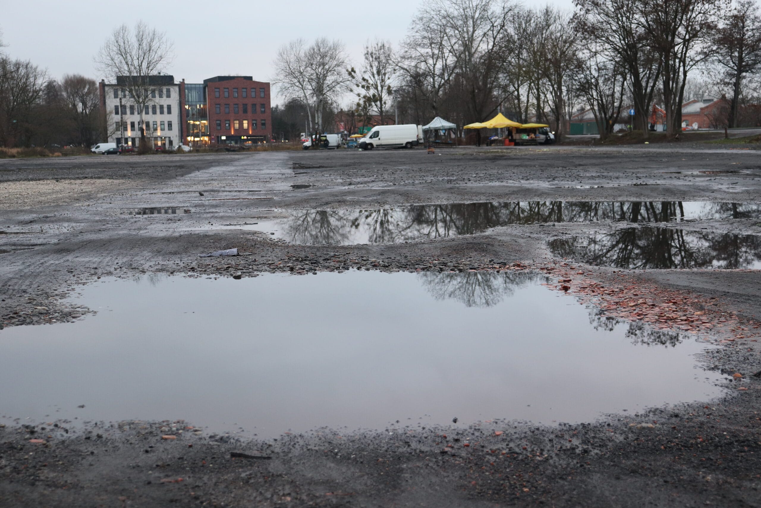 targowisko - plac tuż po zamknięciu