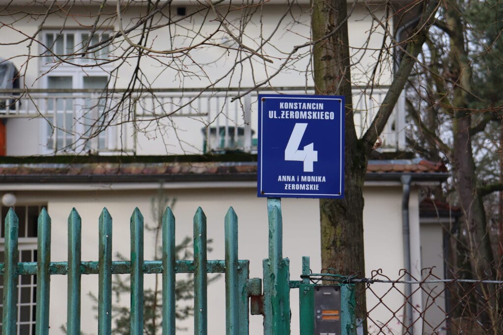 tablica z numerem domu - jako jedyne oznaczenie, że to był dom Żeromskiego