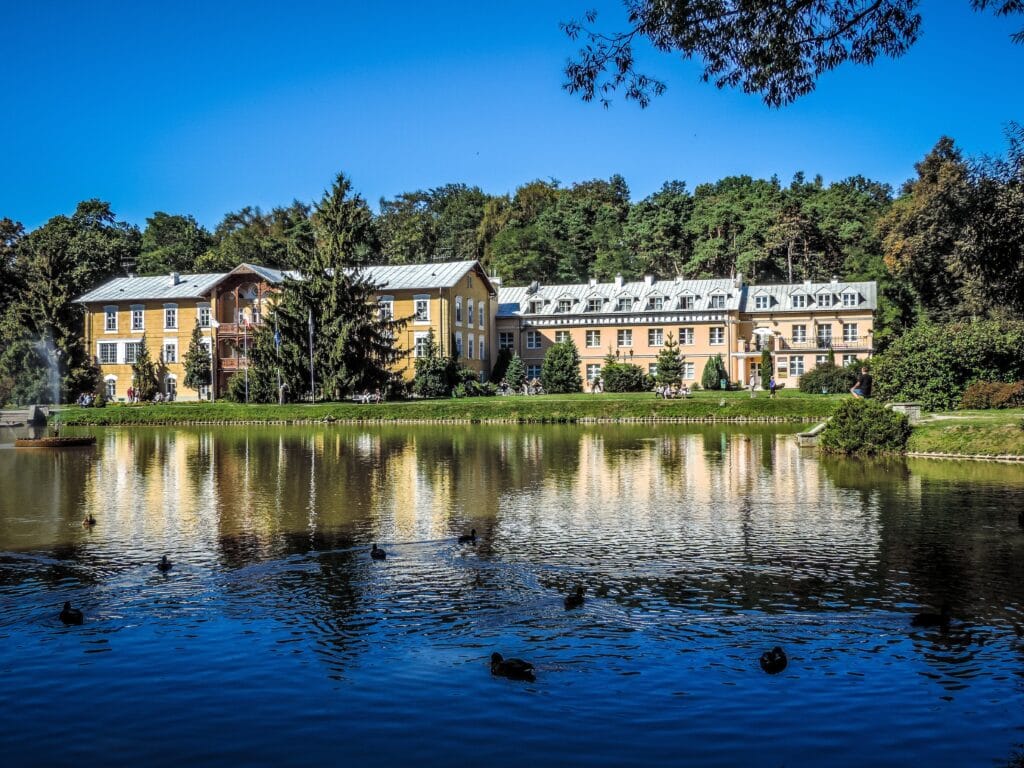 sanatorium w Nałęczowie - budynek uzdrowiskowy nad wodą w słoneczny dzień