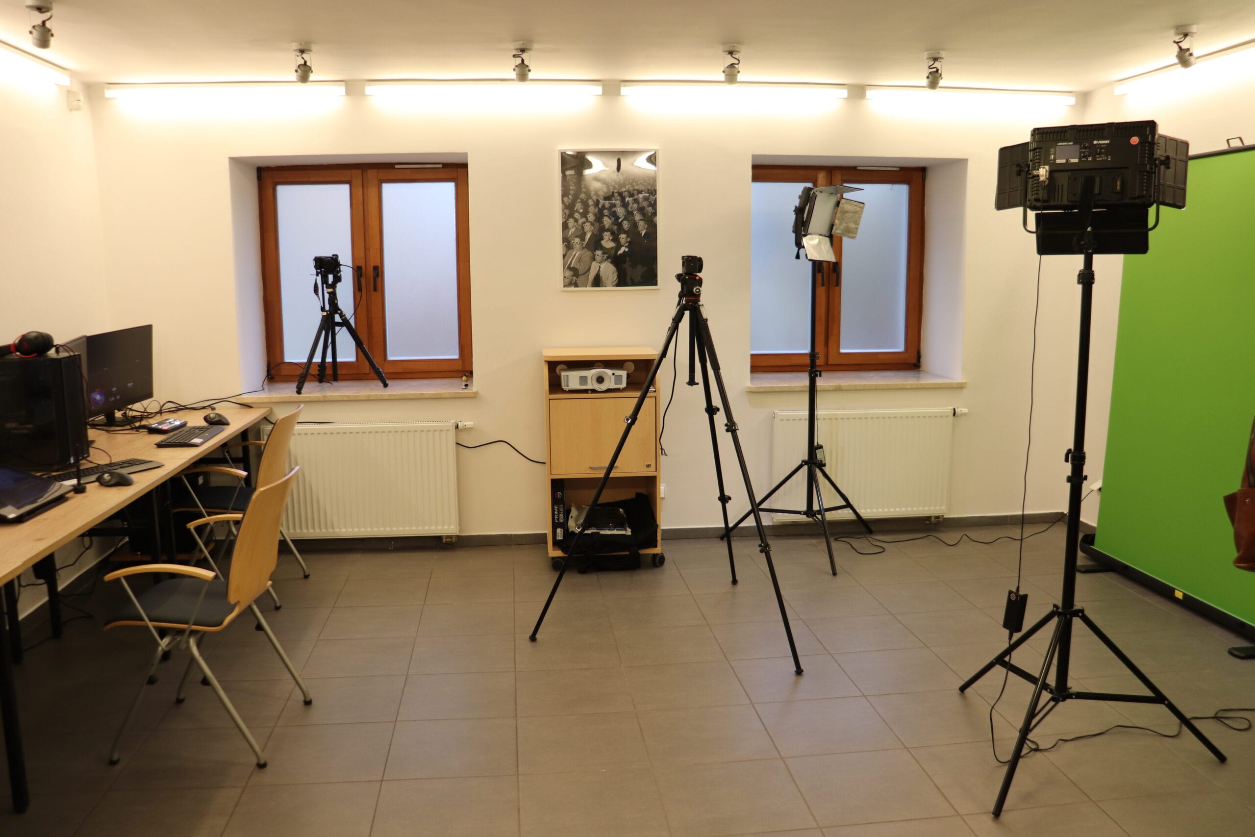 pracownia mediów cyfrowych - wyposażenie - aparaty fotograficzne, komputery i inny sprzęt